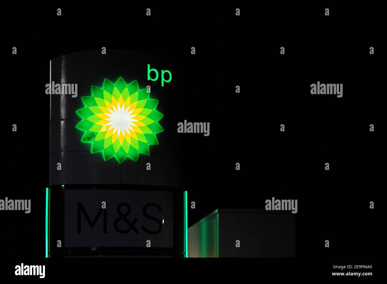 London, Großbritannien - 01. Februar 2019: Grünes und gelbes bp-Sonnenschild leuchtet in der Nacht auf einer ihrer Tankstellen in Lewisham. Britisches Petroleuu Stockfoto