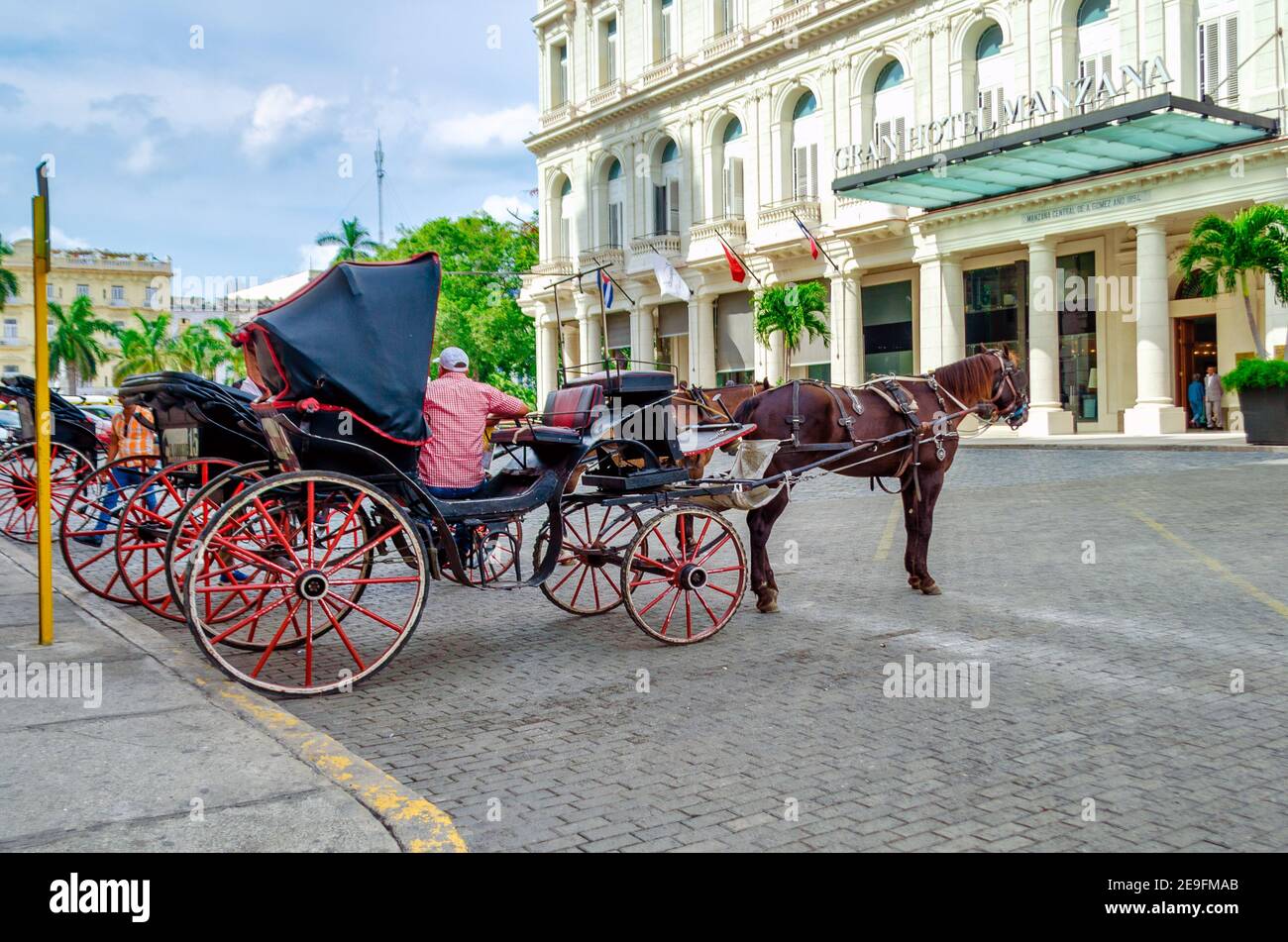 Pferdekutschen vor dem Gran Hotel Manzana Kempinski La Habana, Kuba Stockfoto
