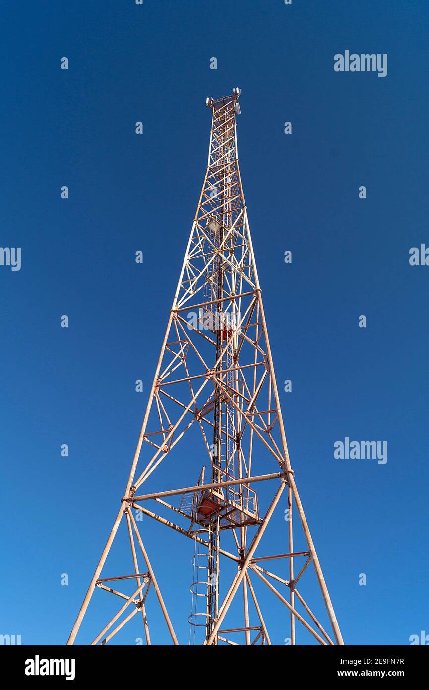 Die Antenne der Gebäudebeziehung und blauer Himmel. Das Metallic-Design auf dem Hintergrund blauer Himmel.Typ von unten Stockfoto