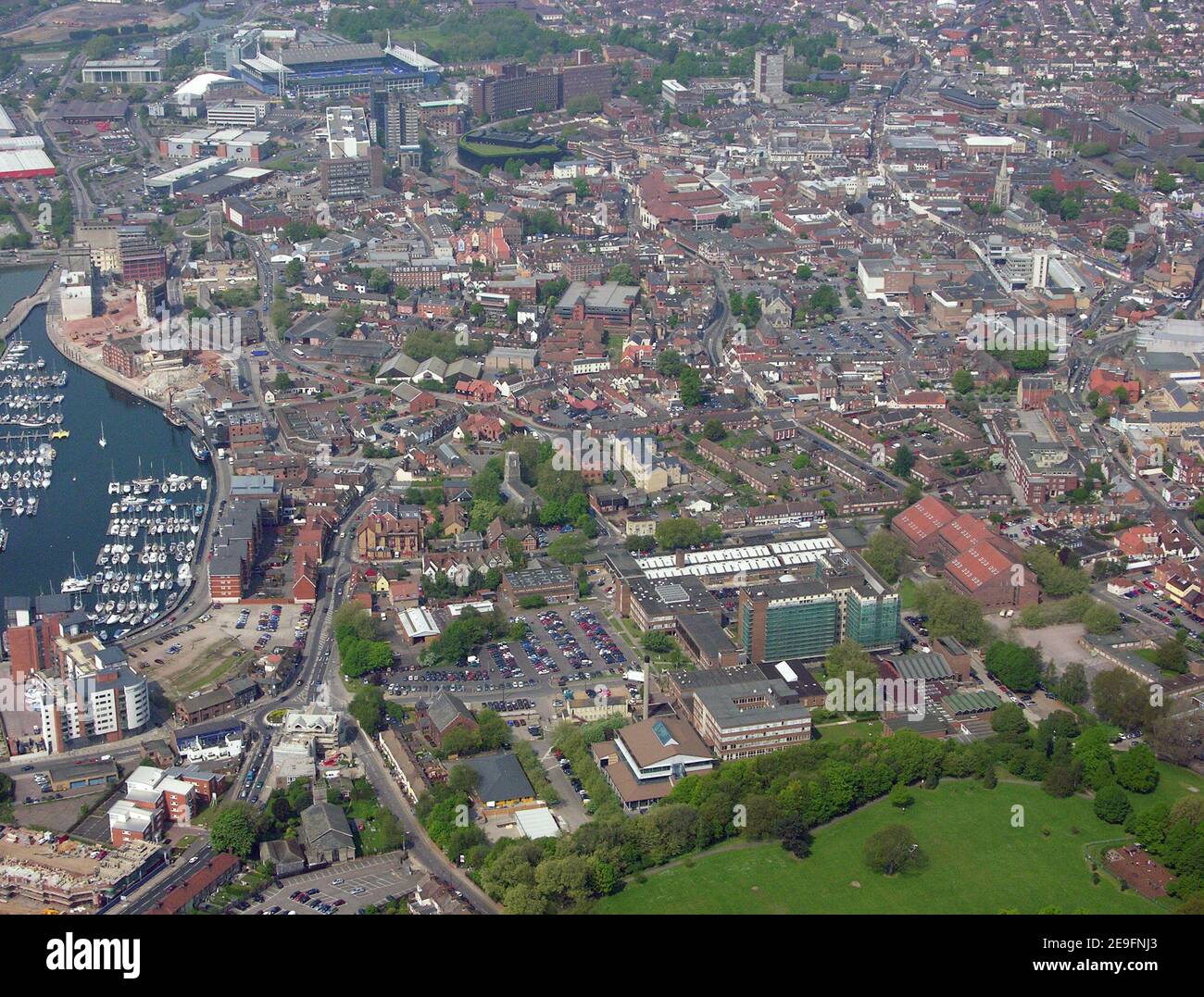 Luftaufnahme des Stadtzentrums von Ipswich von Osten aus vom Alexandra Park über die Universität von Suffolk, Richtung Portman Road, Ipswich, Suffolk Stockfoto