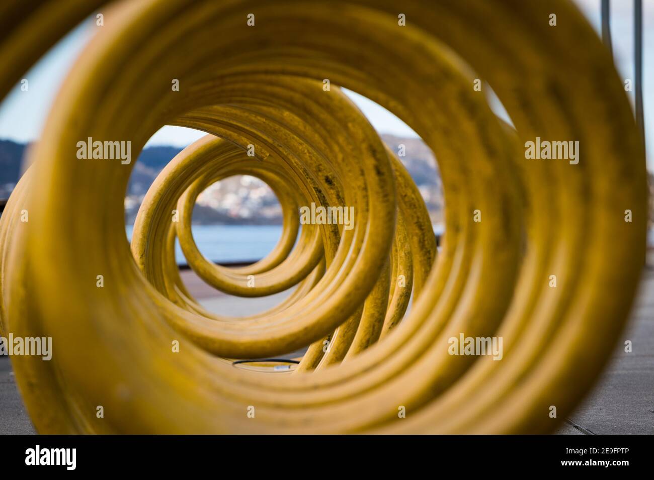 Gelber Fahrradträger außerhalb der USF, United Sardine Factory, Georgernes Verft, Bergen, Norwegen. Stockfoto