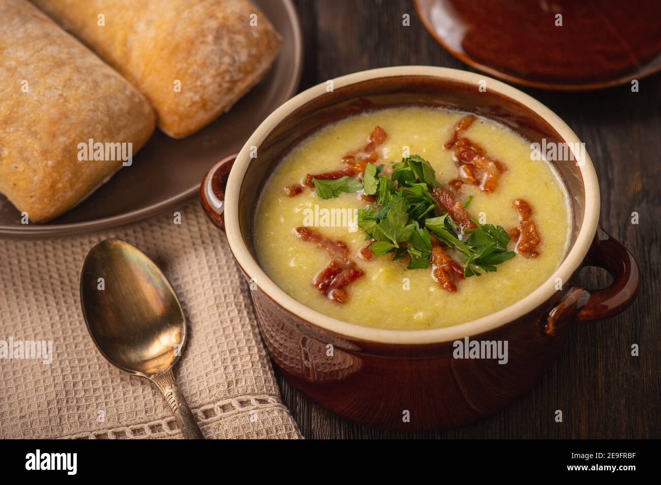 Cremige Lauch-Suppe mit Speck und Käse. Stockfoto