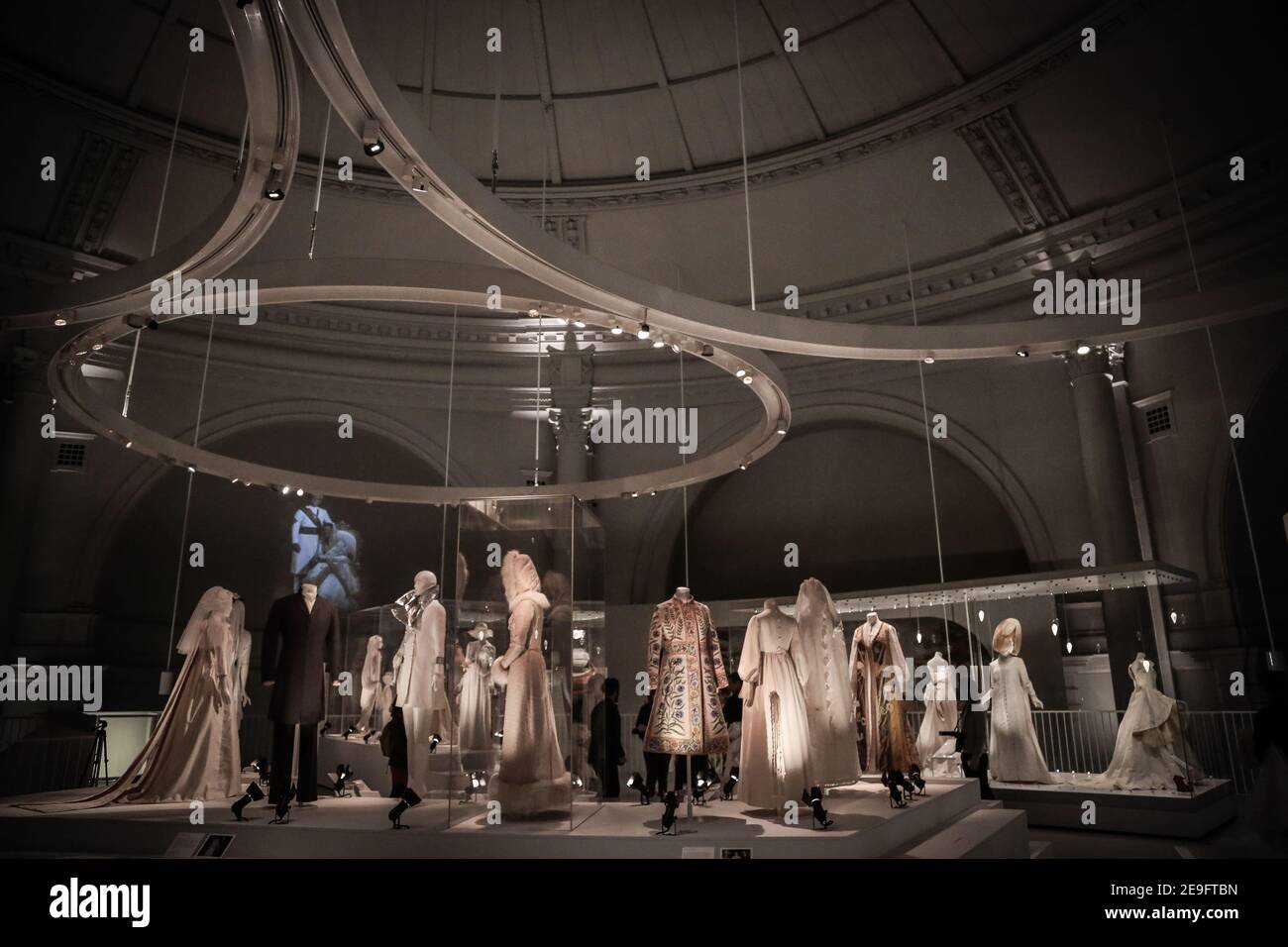 Pressetag vor der Eröffnung von Wedding Dresses 1775-2014 im Victoria and Albert Museum, London Stockfoto