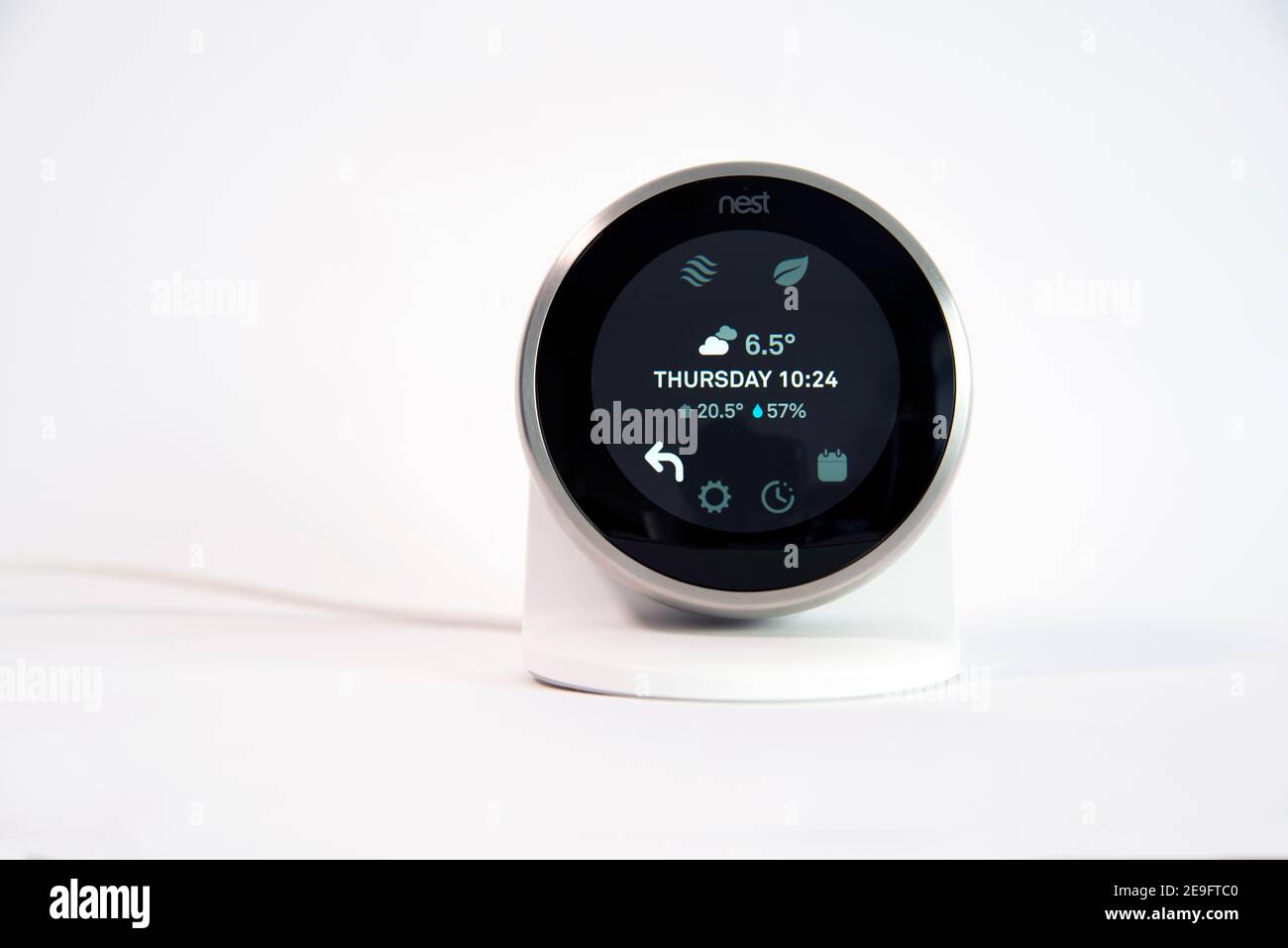 London, UK - Februar 4th 2021: Ein Nest Thermostat zeigt das Wetter und die Temperatur an Stockfoto