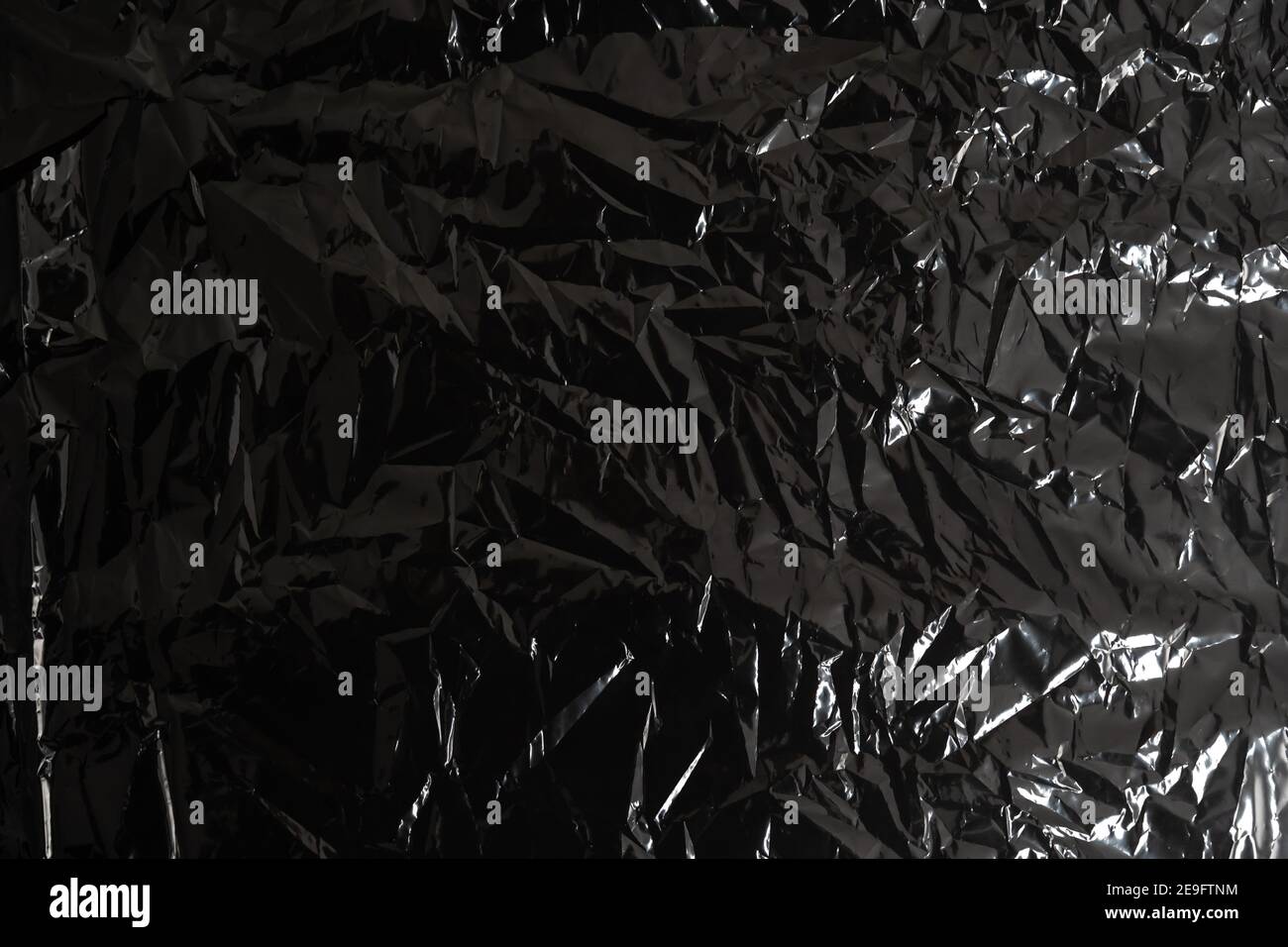 Echte transparente Plastikfolie auf schwarzem Hintergrund. Einwegfolie für  Overlay und Komposition im Design. Dünne Polymerfolienschicht aus der  Verpackung Stockfotografie - Alamy