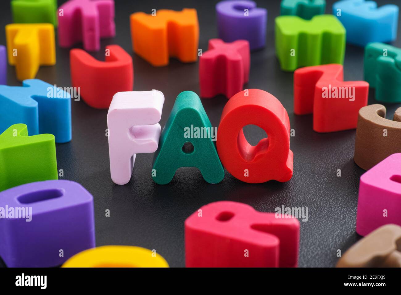 Das Akronym FAQ (Frequently Asked Questions) aus Fimo-Buchstaben. Nahaufnahme. Stockfoto