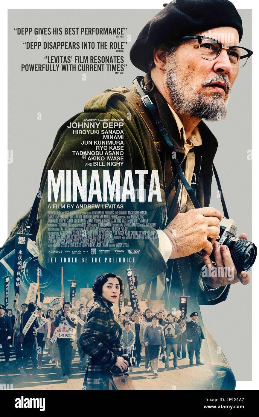 Minamata (2020) unter der Regie von Andrew Levitas mit Johnny Depp, Bill Nighthy und Hiroyuki Sanada. Der Kriegsfotograf W. Eugene Smith reist zurück nach Japan, wo er die verheerenden Auswirkungen der Quecksilbervergiftung in Küstengemeinden dokumentiert. Stockfoto