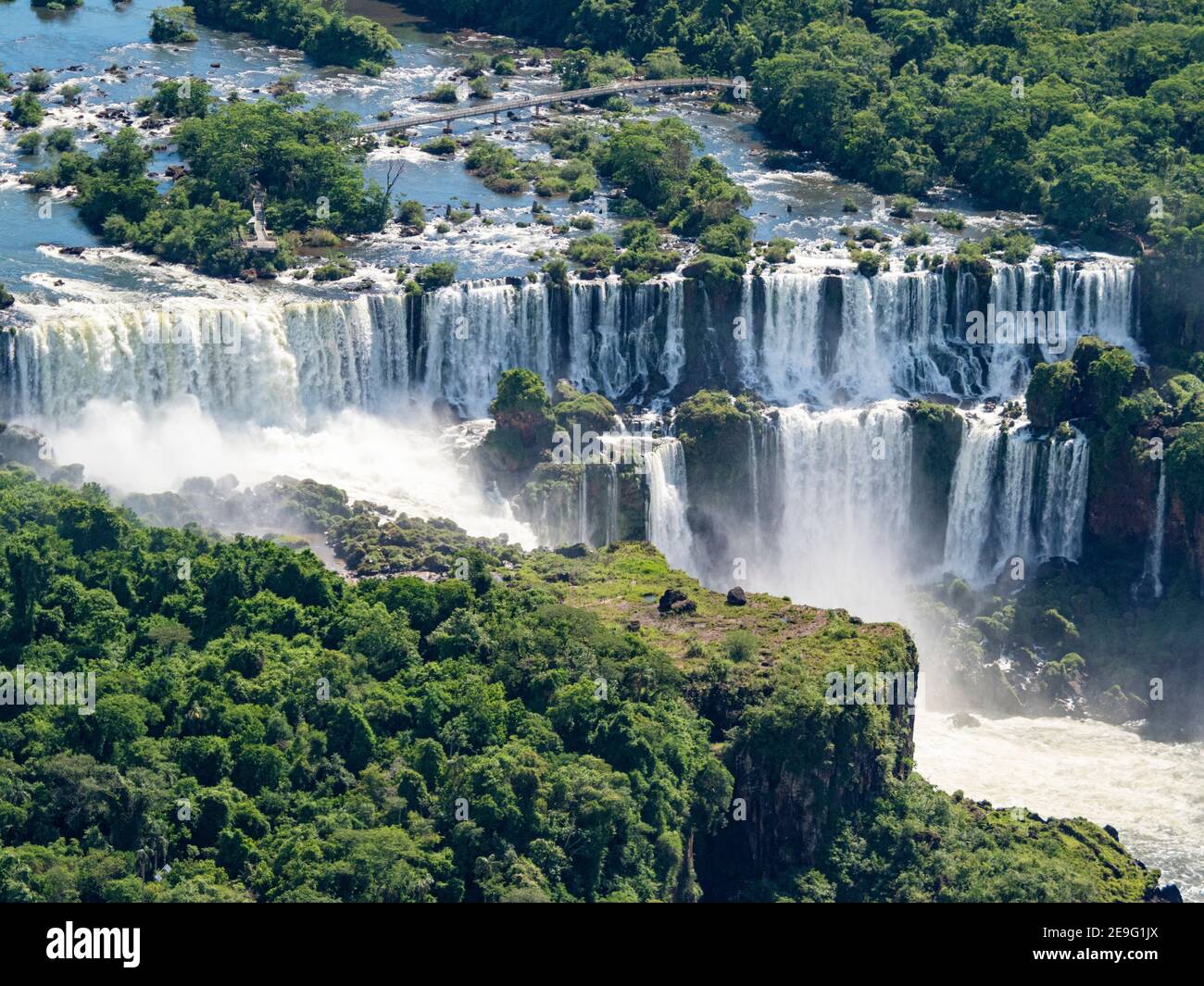 Luftaufnahme mit dem Hubschrauber von Iguazú Falls, Cataratas do Iguaçu, Paraná, Brasilien. Stockfoto