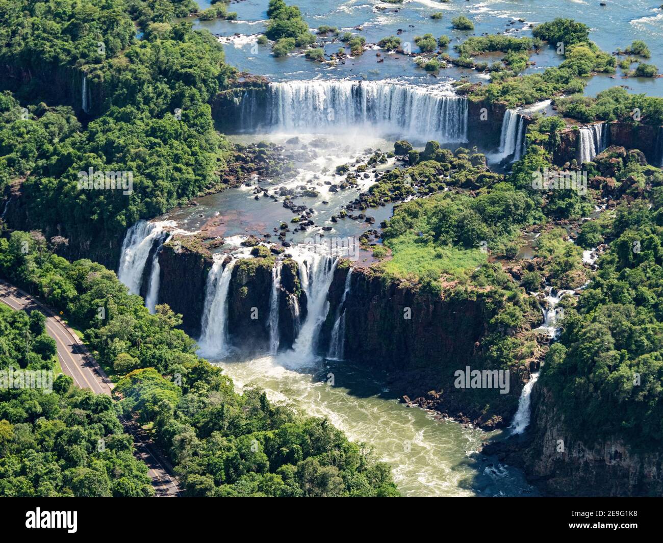 Luftaufnahme mit dem Hubschrauber von Iguazú Falls, Cataratas do Iguaçu, Paraná, Brasilien. Stockfoto