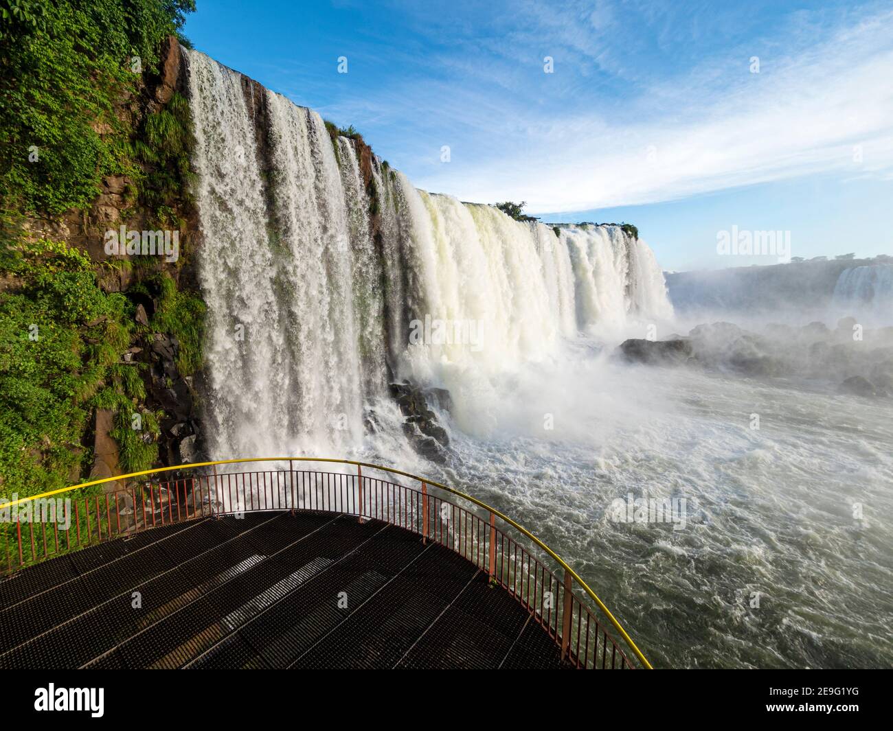 Blick auf die Wasserfälle von Iguazú, Cataratas do Iguaçu, von der brasilianischen Seite, Paraná, Brasilien. Stockfoto
