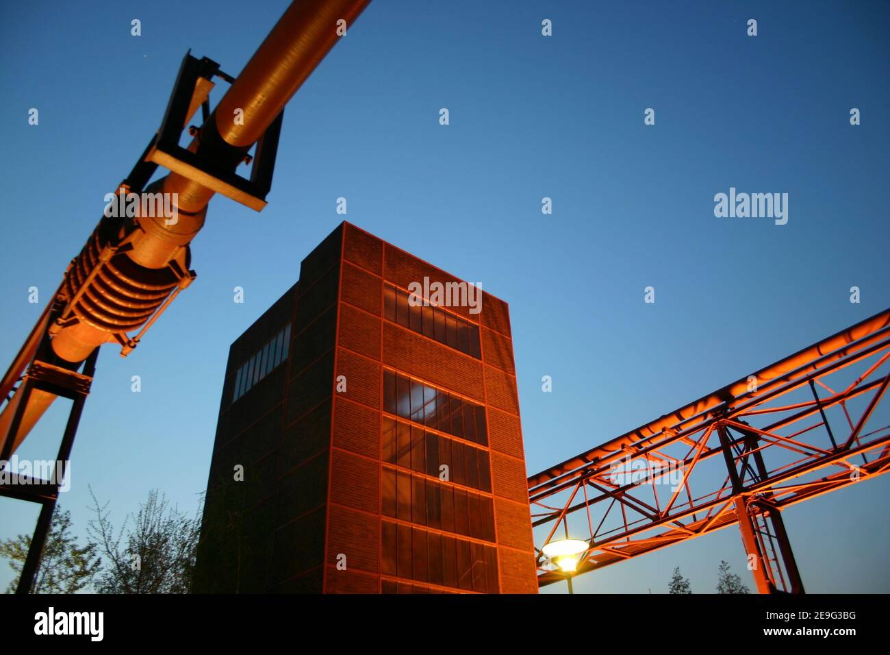 Beleuchtete Zeche Zollverein in Essen, timelapse am Abend Stockfoto