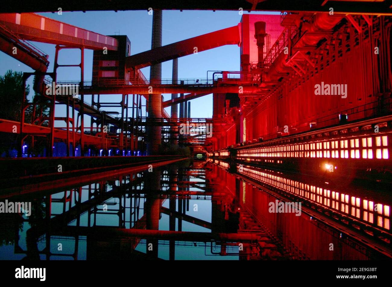 Beleuchtete Zeche Zollverein in Essen, timelapse am Abend Stockfoto