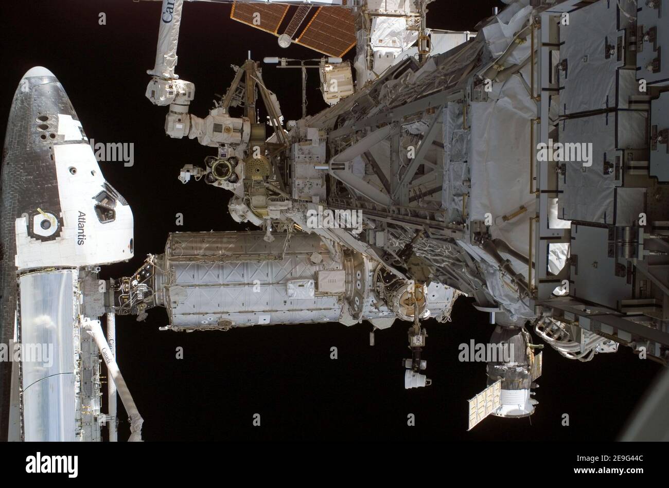 Obwohl in diesem Bild keine Astronauten zu sehen sind, war die Aktion vor dem Tandem der Raumfähre/Raumstation lebhaft, als dieses digitale Standbild am 12. September aufgenommen wurde. Die Astronauten Joseph R. Tanner und Heidemarie M. Stefanyshyn-Piper nahmen an der ersten von drei geplanten STS-115 Extravehicular Activity (EVA)-Sitzungen Teil, während die Atlantis-Astronauten und die Crew der Expedition 13 sich diese Woche zusammenschließen, um den Bau der Internationalen Raumstation wieder aufzunehmen. Foto von NASA via ABACAPRESS.COM Stockfoto