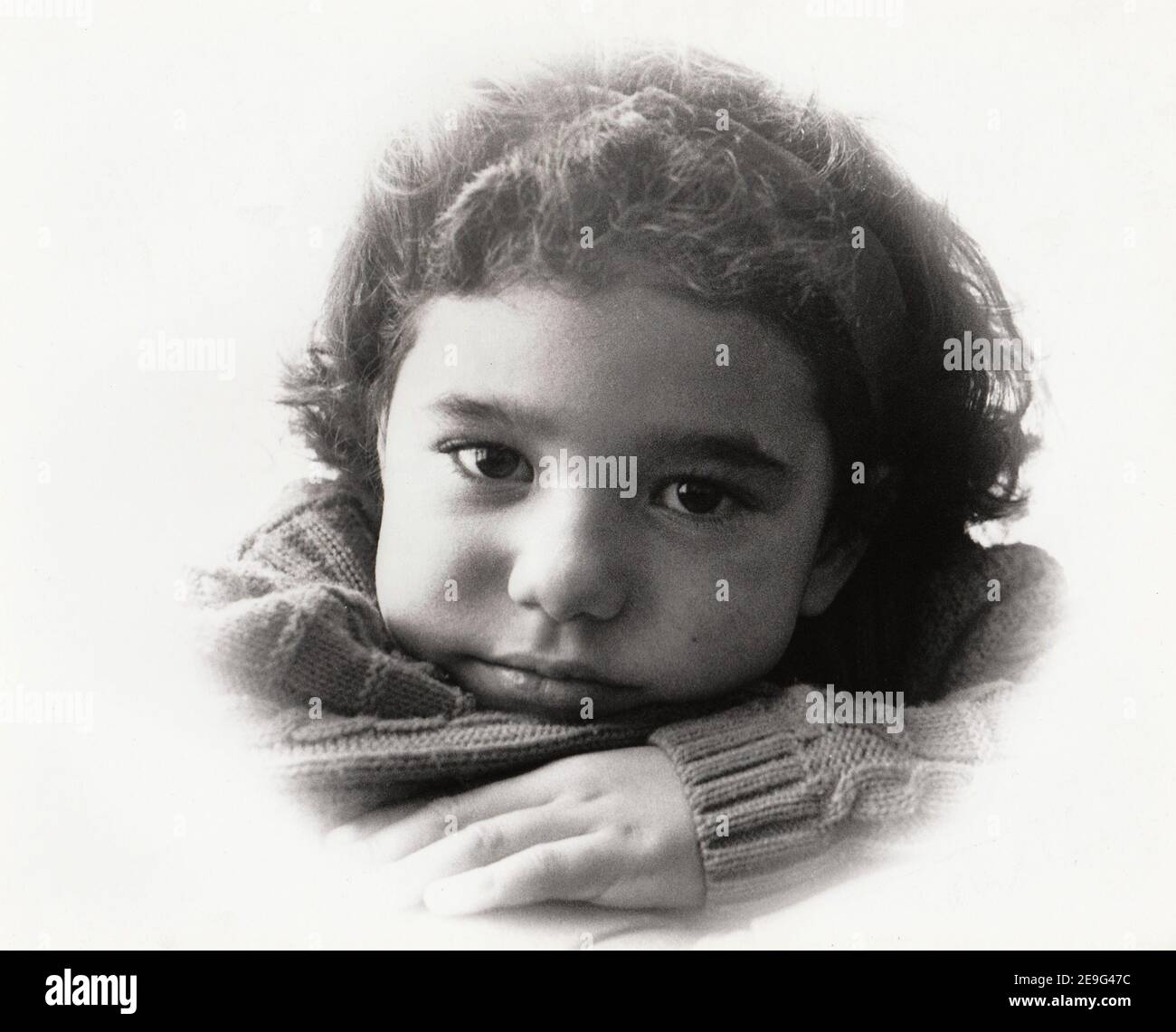Vignetted Porträt von multikulturellen kleinen Mädchen aus monochromen Druck gescannt Stockfoto