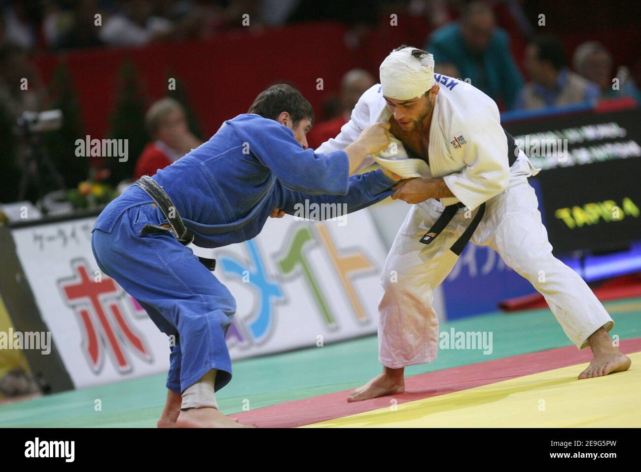 Der russische Mikhai Wercholantsev konkurriert mit der georgischen Zara Kedelashvili während ihres Männer-Judo-Kampfs in der Leichtbauklasse im Finale der Judo-Team-Weltmeisterschaft im Bercy-Stadion in Paris, 17. September 2006. Foto von Mehdi Taamallah/Cameleon/ABACAPRESS.COM Stockfoto