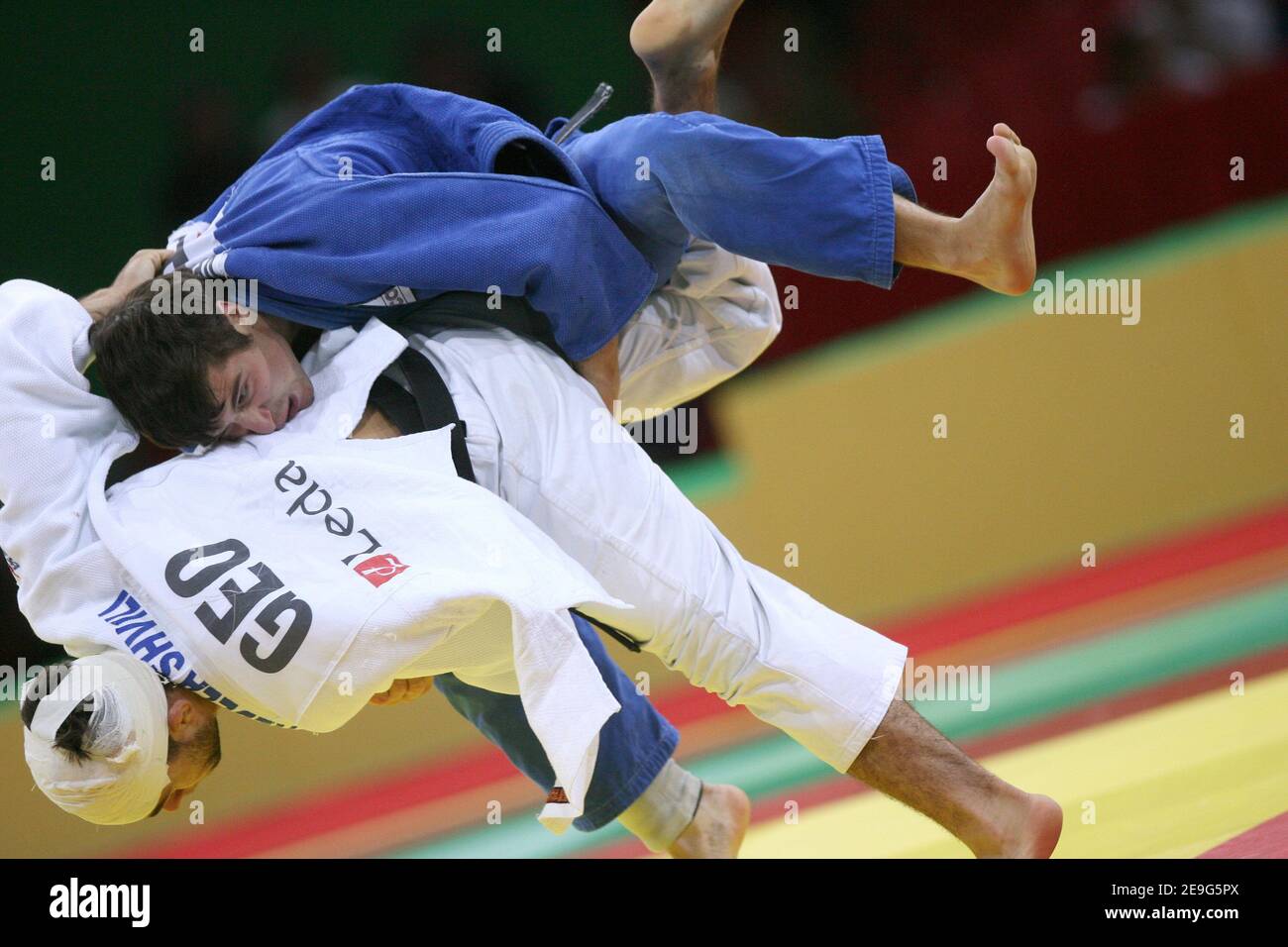 Der russische Mikhai Wercholantsev konkurriert mit der georgischen Zara Kedelashvili während ihres Männer-Judo-Kampfs in der Leichtbauklasse im Finale der Judo-Team-Weltmeisterschaft im Bercy-Stadion in Paris, 17. September 2006. Foto von Mehdi Taamallah/Cameleon/ABACAPRESS.COM Stockfoto