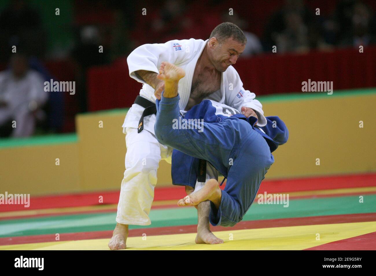 Ruslan Kishmakhov tritt im Finale bei der Judo-Team-Weltmeisterschaft im Bercy-Stadion in Paris am 17. September 2006 mit dem georgischen Nestor Khergiani in der Leichtbau-Kategorie für Männer an. Foto von Mehdi Taamallah/Cameleon/ABACAPRESS.COM Stockfoto