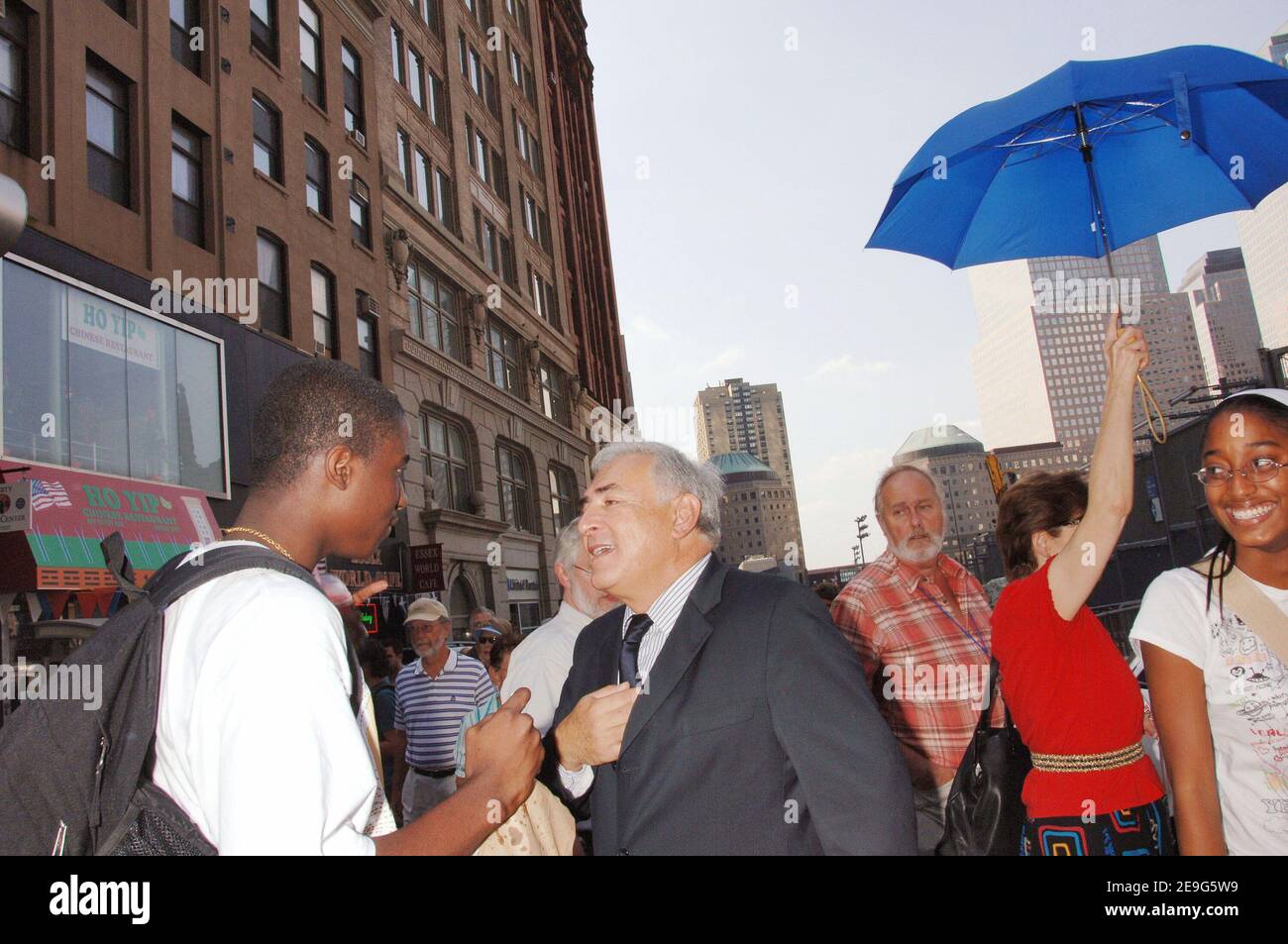 Der französische sozialistische Führer und hoffnungsvolle Präsident Dominique Strauss-Kahn besucht Ground Zero, das 9/11 World Trade Center Attack Site, während seines Besuchs in New York und seiner Teilnahme am Arab-American Action Forum, in New York City, NY, USA, am 18. September 2006. Foto von David Miller/ABACAPRESS.COM Stockfoto