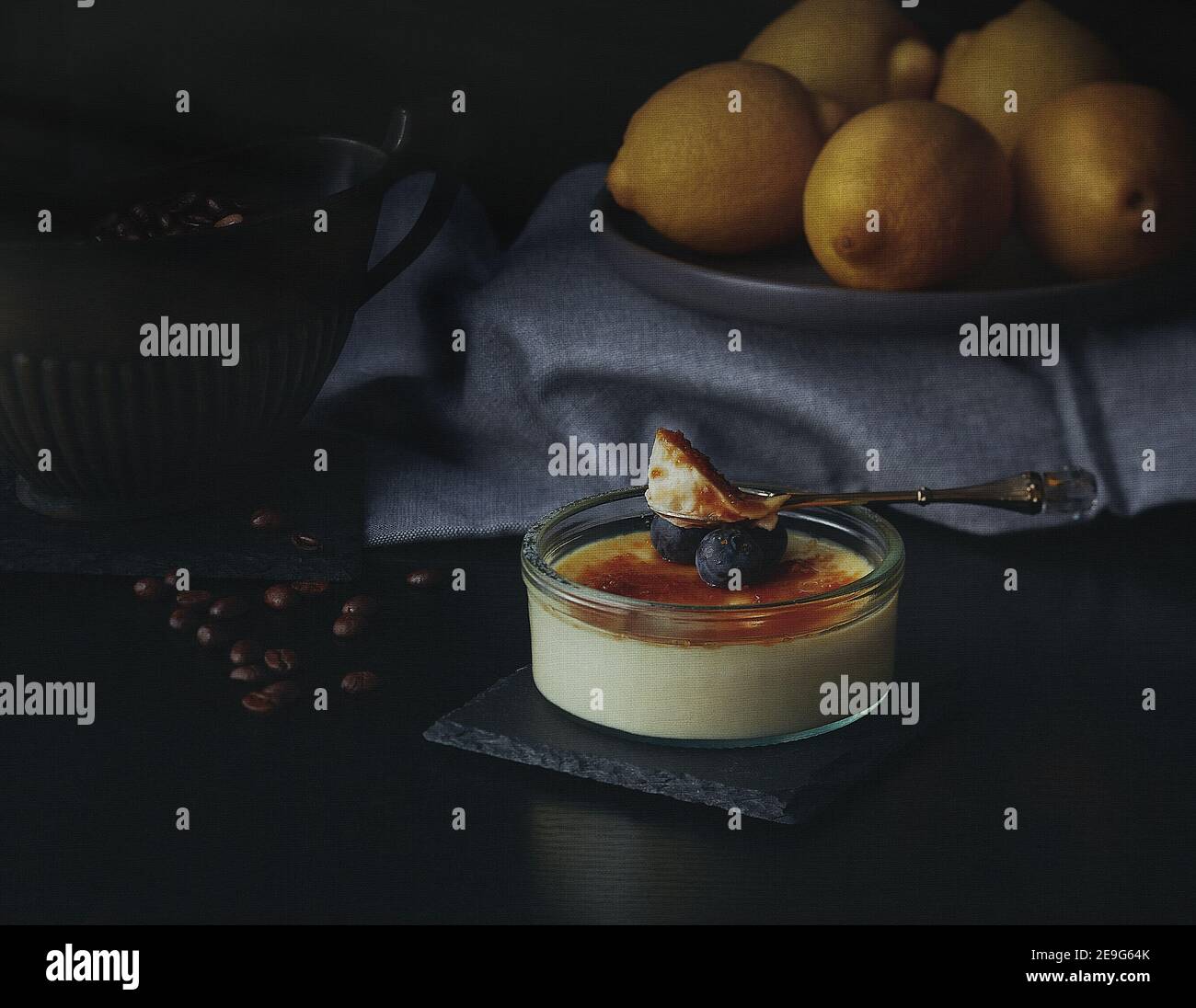 Creme brûlée, gebrannte Sahne mit Beeren und Zitronen, Kaffee, Kruste Stockfoto