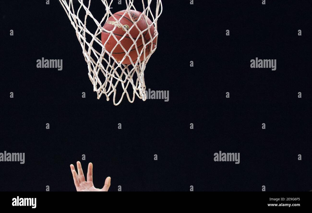 Basketball-Netz Nahaufnahme mit Ball und schwarzem Hintergrund. Stockfoto