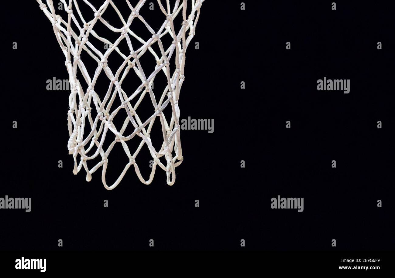 Basketball-Netz Nahaufnahme mit schwarzem Hintergrund. Stockfoto