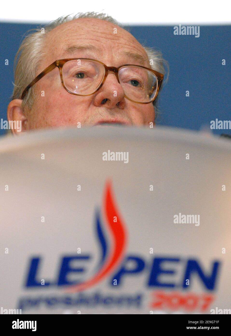 Der Vorsitzende des FN und hoffnungsvolle Präsident Jean-Marie Le Pen hält am 20. September 2006 eine Pressekonferenz in Reims, Frankreich, ab. Bevor er sich mit den Journalisten besprach, schimpfte er seine Konkurrenten im bevorstehenden Präsidentschaftsrennen und erklärte sich selbst als die einzige "echte Alternative" zur "Unternehmenspolitik". Foto von Nicolas Khayat/ABACAPRESS.COM Stockfoto