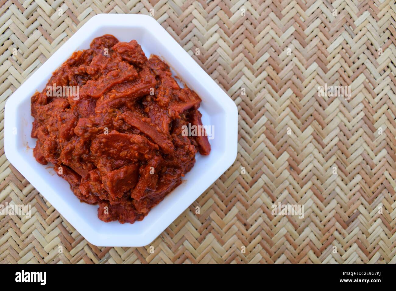 Traditionelle und authentische indische Karotten Gurke bekannt als Gajar ka achaar aus Indien Asien. Isoliert auf weißem Hintergrund mit Leerzeichen zum Schreiben von Text Stockfoto