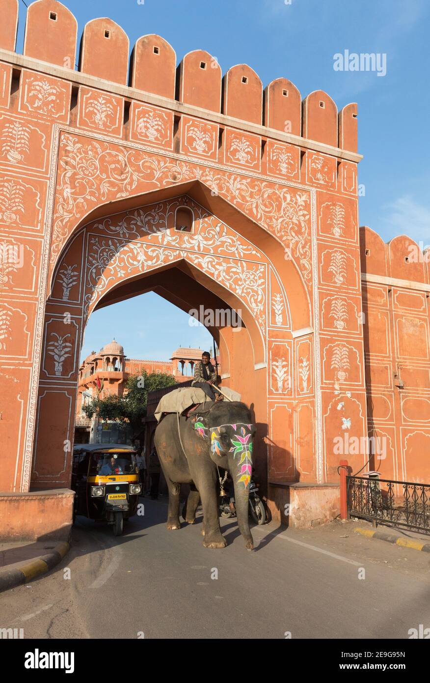 Indien Jaipur Elefant und Mahout Pass durch Aimeri Tor der Altstadt Stockfoto