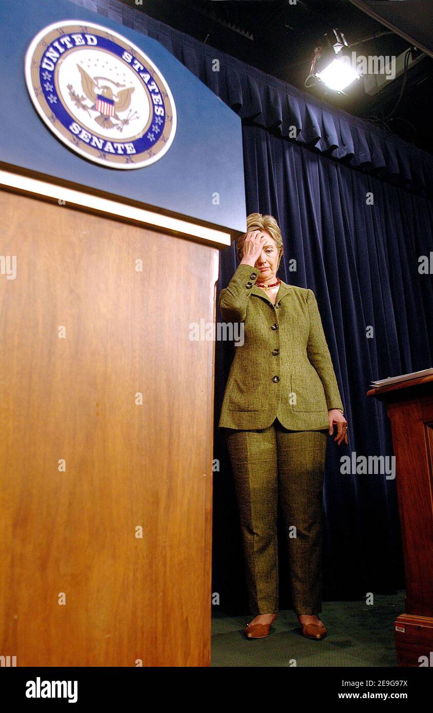 Senatorin Hillary Clinton und Ted Kennedy halten am 27 2006. September eine Pressekonferenz im Capitol in Washington über die republikanische Wähleridentifikation ab. Der neue Gesetzentwurf untergräbt die Stimmrechte und entrechte große Anzahl von legalen Wählern und überproportional betreffen die älteren Menschen, Menschen mit Behinderungen, ländliche Wähler, Studenten, rassische und ethnische Minderheiten und Wähler mit niedrigem Einkommen - alle von denen sind weniger wahrscheinlich, um die aktuelle, gültige Lichtbildausweis durch diese Rechnung erforderlich haben. Foto von Olivier Douliery/ABACAPRESS.COM Stockfoto