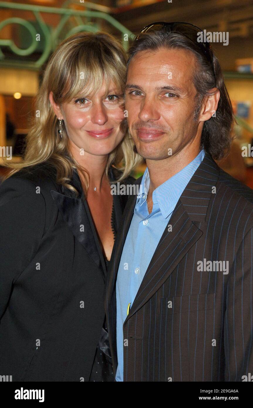 Der französische Rennfahrer Paul Belmondo und seine Frau Luana besuchen am 28. September 2006 den Pariser Automobilsalon in Paris, Frankreich. Foto von Guibbaud-Gouhier/ABACAPRESS.COM Stockfoto