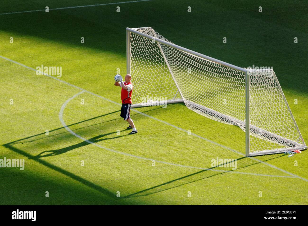 Fabien Barthez aus Frankreich während einer Trainingseinheit im Waldstadion in Frankfurt am 30. Juni 2006. Frankreich spielt Brasilien beim Viertelfinalspiel der FIFA Fußball-Weltmeisterschaft 2006 am 1. Juli in Frankfurt Main. Foto von Gouhier-Hahn-Orban/Cameleon/ABACAPRESS.COM Stockfoto