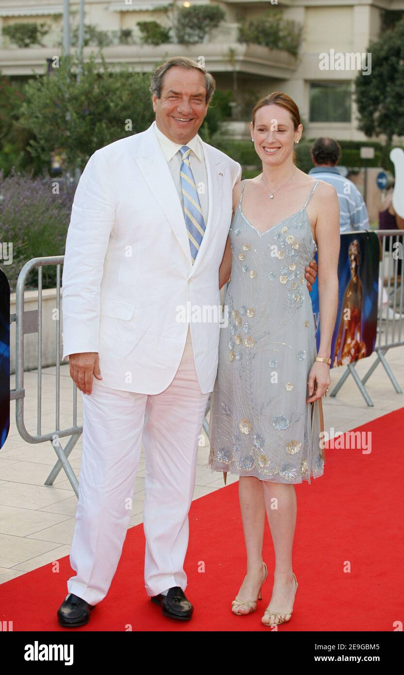 DER US-Produzent Dick Wolf 'Law and Order' und seine Frau kommen zu der Party im Restaurant 'Rose des Vents' in Monaco während des Monte Carlo Television Festival 46th am 30. Juni 2006. Foto von Denis Guignebourg/ABACAPRESS.COM Stockfoto