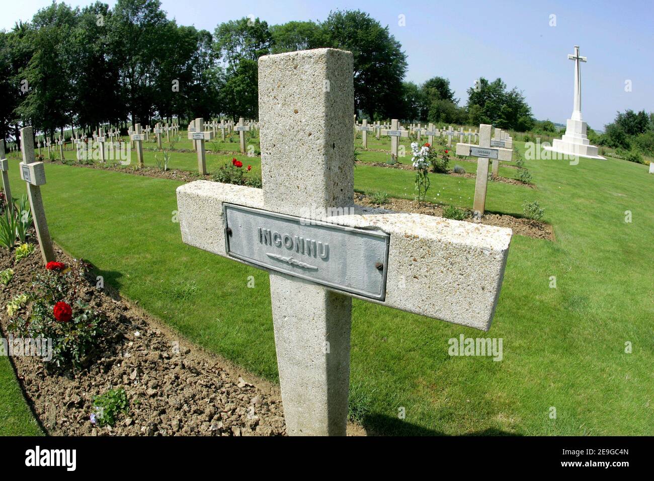 Der Prinz von Wales und die Herzogin von Cornwall betrachten die Gräber der britischen Schlacht der Somme Soldaten auf dem Friedhof Thiepval Monument, im Rahmen der Gedenkfeier zum 90th. Jahrestag der Schlacht an der Somme am Thiepval Monument in Nordfrankreich am 1. Juli 2006. Foto von Mousse/ABACAPRESS.COM Stockfoto