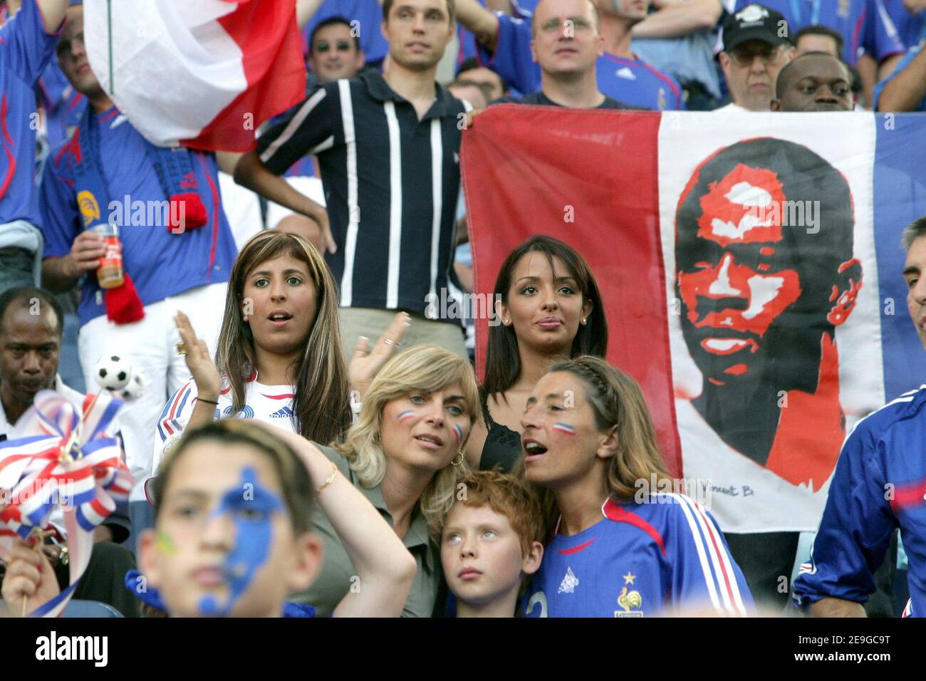 Franck Riberys Frau beim WM 2006, Quaterfinale, Brasilien gegen Frankreich am 1. Juli 2006 in der Commerzbank-Arena in Frankfurt. Frankreich gewann 1-0 und rückt zum Halbfinale der Weltmeisterschaft vor. Foto von Gouhier-Hahn-Orban/Cameleon/ABACAPRESS.COM Stockfoto