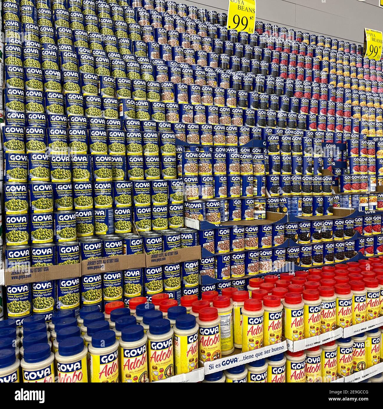 Orlando, FL USA - 18. Januar 2021: Die Goya Dosenerbsen und Bohnen Display in einem Bravo Market Lebensmittelgeschäft in Orlando, Florida. Stockfoto