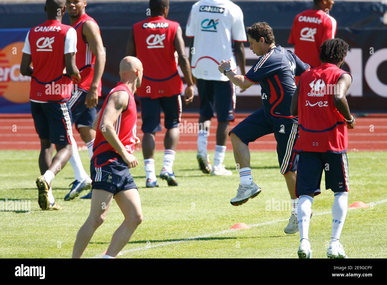 Der Franzose Fabien Barthez und der Trainer Robert Duverne während einer Trainingseinheit im Weserbergland-Stadion in Hameln am 3. Juli 2006. Frankreich wird Portugal beim Halbfinale der FIFA Fußball-Weltmeisterschaft 2006 am 5. Juli in München spielen. Foto von Gouhier-Hahn-Orban/Cameleon/ABACAPRESS.COM Stockfoto