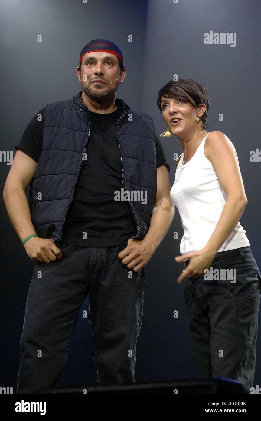 Die französischen Humoristen Bruno Salomone und Florence Foresti treten am 03,2006. Juli bei der Show 'Rire Contre Le Racisme' (Lachen gegen Racisme) im Zenith in Paris auf. Foto von Giancarlo Gorassini/ABACAPRESS.COM Stockfoto