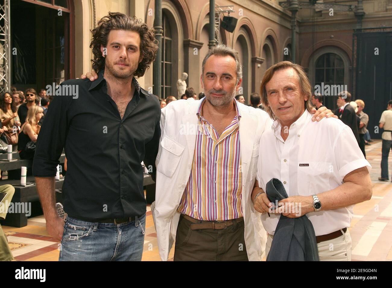 Die französischen Schauspieler Lannick Gautry und Antoine Dulery mit Regisseur Alexandre Arcady besuchen am 3. Juli 2006 die Smalto Men Frühjahr/Sommer 2007 Modenschau in Paris, Frankreich. Foto von Nebinger-Taamallah/ABACAPRESS.COM Stockfoto Die französischen Schauspieler Lannick Gautry und Antoine Dulery mit Regisseur Alexandre Arcady besuchen am 3. Juli 2006 die Smalto Men Frühjahr/Sommer 2007 Modenschau in Paris, Frankreich. Foto von Nebinger-Taamallah/ABACAPRESS.COM Stockfoto