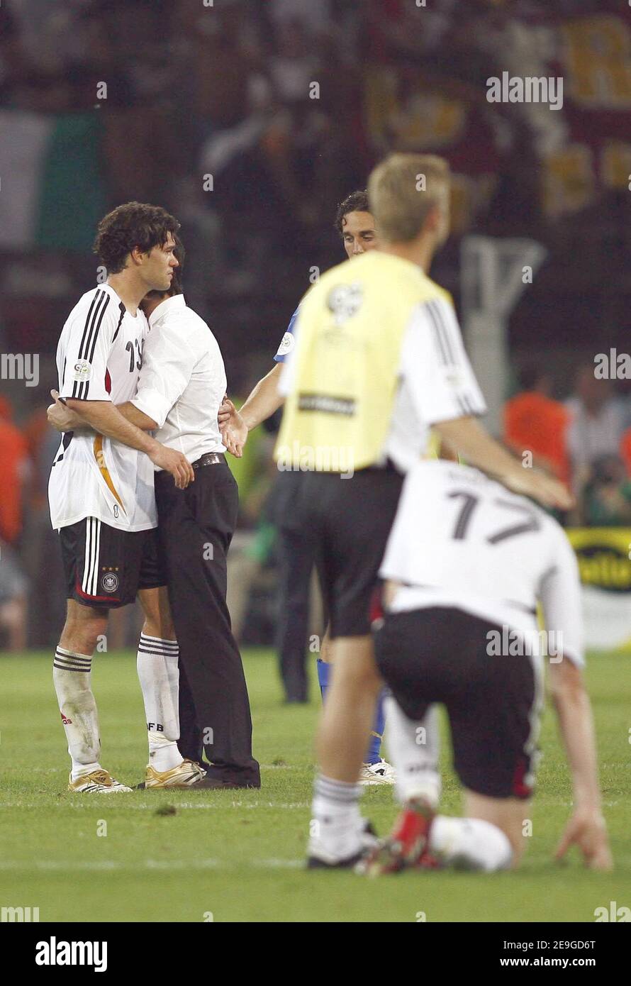 Bundestrainer Jürgen Klinsmann tröstet Mannschaftskapitän Michael Ballack nach WM 2006, Halbfinale, Italien gegen Deutschland am 4. Juli 2006 im Signal Iduna Park Stadion in Dortmund. Italien gewann 2-0. Foto von Christian Liewig/ABACAPRESS.COM Stockfoto