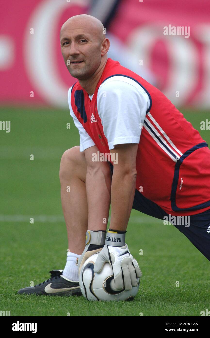 Frankreichs Torwart Fabien Barthez bei einem Training in der Nähe des Berliner Stadions am 8. Juli 2006. Frankreich spielt Italien im Finale der FIFA Fußball-Weltmeisterschaft 2006 in Berlin am Sonntag, 9. Juli 2006. Foto von Gouhier-Hahn-Orban/Cameleon/ABACAPRESS.COM Stockfoto