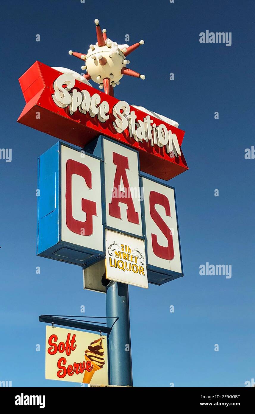 Steamboat Springs, Colorado - 15. Januar 2020. Vintage Retro Neonschild für die Space Station Tankstelle in der Stadt Steamboat Springs. Redaktionell Stockfoto