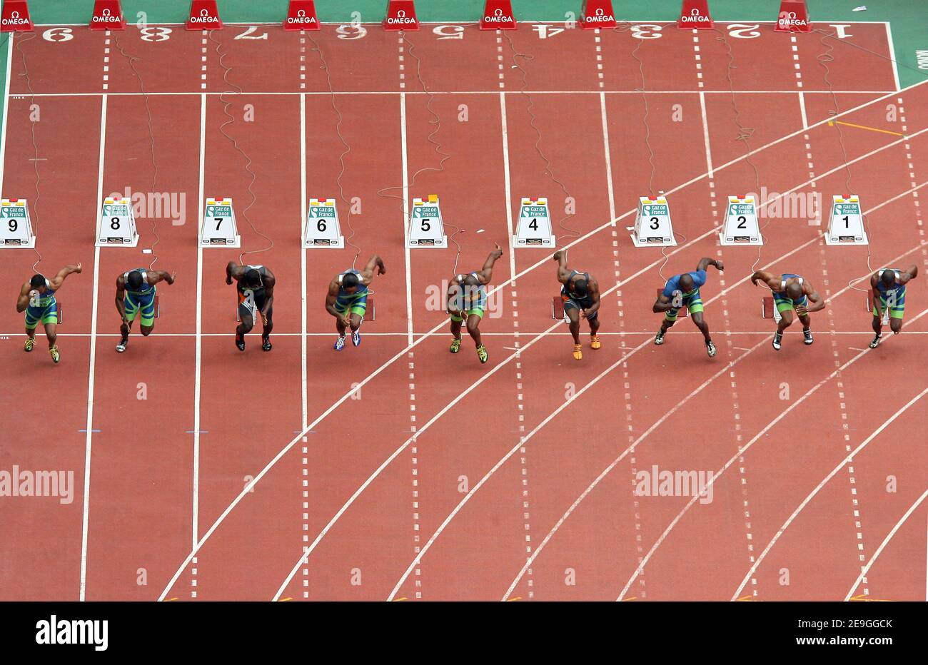 Niederländische Antillen' Churandy Martina (Linie 1), US Leonard Scott (Linie 2), USA Shawn Crawford (Linie 3), Frankreich Ronald Pognon (Linie 4), Jamaika's Asafa Powell (Linie 5), USA's Marcus Brunson (Linie 6), Trinidad & Tobago's Marc Burns (Linie 7), USA's Jason Smoots (Linie 8) und Jamaica's Michael Frater (Linie 9) Auf 100 Metern Männer während des Athletics Meeting Gaz de France im Stade de France in Saint-Denis bei Paris, Frankreich am 8. Juli 2006. Foto von Medhi Taamallah/Cameleon/ABACAPRESS.COM Stockfoto