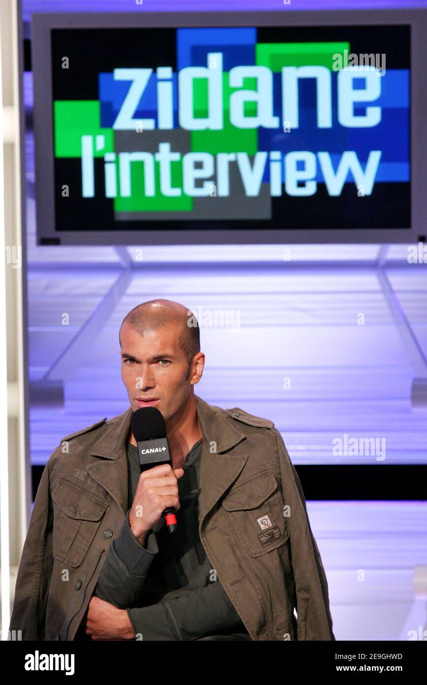 Der französische Fußballstar Zinedine Zidane beantwortet am 12. Juli 2006 Fragen von Canal + Ankermann Michel Denisot in Paris, Frankreich. Zum ersten Mal spricht Zindedin über das Weltcup-Finale 2006, sein Argument mit dem italienischen Spieler Marco Matterazzi, der Zinedine mit dem Kopf getroffen hat, bevor er eine rote Karte vom Schiedsrichter erhält. Poolfoto von Daniel Bardou/ABACAPRESS.COM Stockfoto