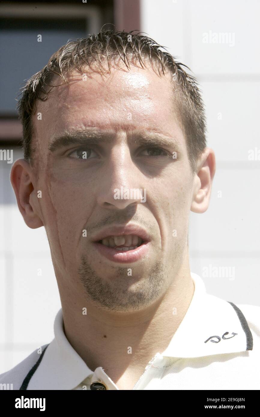 Der französische Fußballspieler Franck Ribery erhält am 14. Juli 2006 die Medaille der Stadt Boulogne-sur-Mer im Nordosten Frankreichs vom Bürgermeister Frederic Cuvillier und in Anwesenheit des sozialistischen Abgeordneten Jack lang. Franck Ribery wird von seiner Familie begleitet und erhielt Gratulation von Bürgern und Fans vor dem Rathaus versammelt. Franck Ribery galt während der WM 2006 als einer der besten französischen Spieler. Foto von Mousse/ABACAPRESS.COM Stockfoto