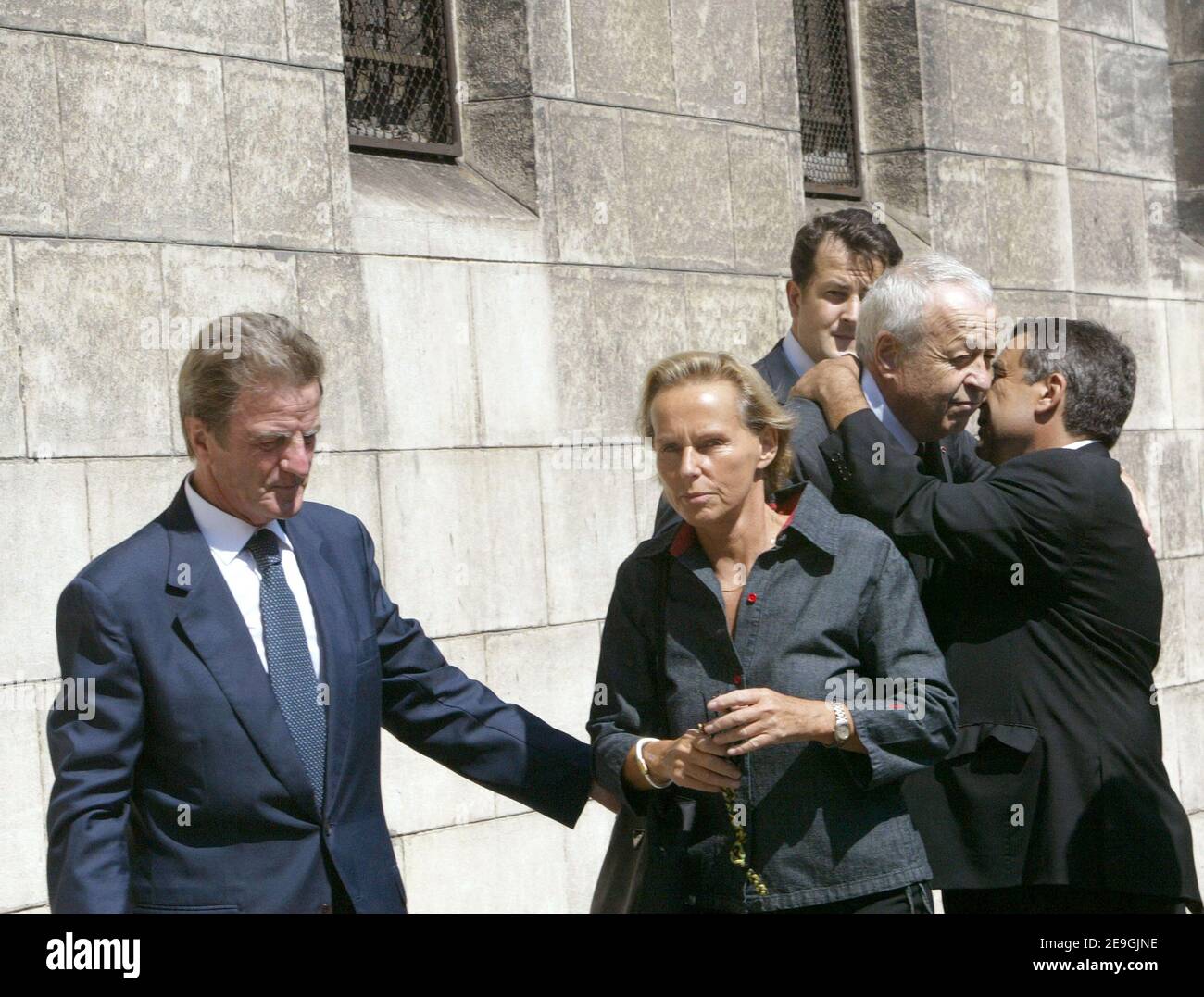 Der ehemalige Minister Bernard Kouchner und die Journalistin Christine Ockrent nehmen am 18. Juli 2006 an der Beerdigung ihres Freundes Christophe Merieux in Lyon, Frankreich, Teil. Christophe Merieux, 39, starb an einem Herzinfarkt. Foto von Vincent Dargent/ABACAPRESS.COM Stockfoto