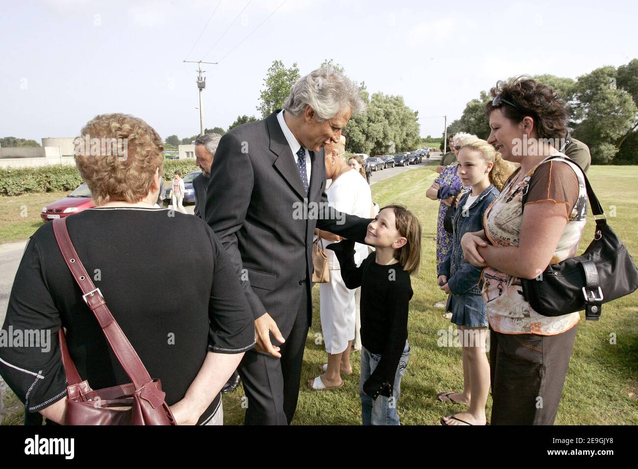 Frankreichs Premierminister Dominique de Villepin begrüßt ein Kind bei einem Besuch im 'Port de l'aber Wrac'h' in Westfrankreich am 20. Juli 2006. Foto von Mousse/ABACAPRESS.COM Stockfoto