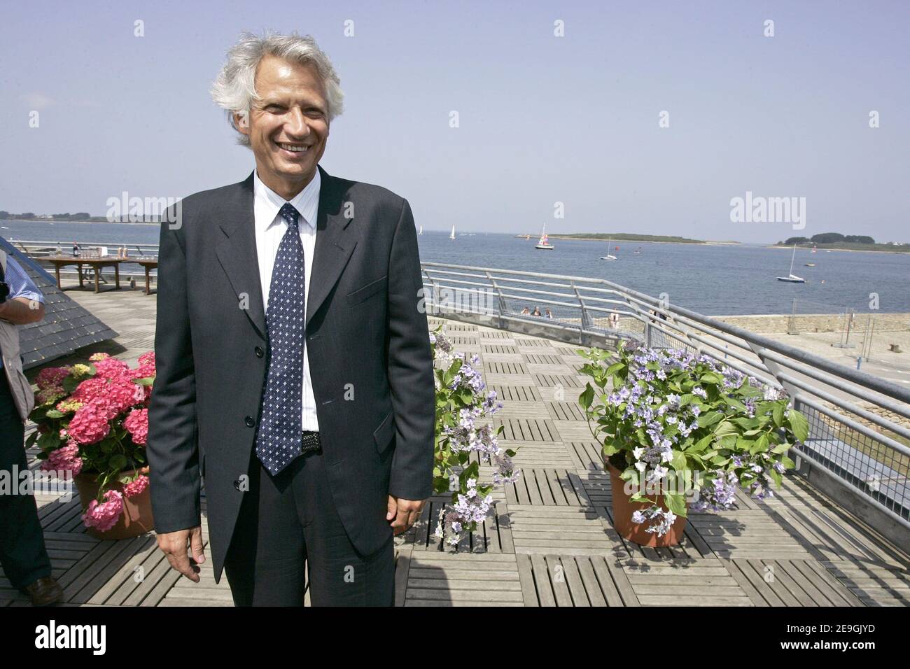 Frankreichs Premierminister Dominique de Villepin geht auf einer Terrasse, während er am 20. Juli 2006 während eines Besuchs im "Port de l'aber Wrac'h" in Westfrankreich telefoniert. Foto von Mousse/ABACAPRESS.COM Stockfoto