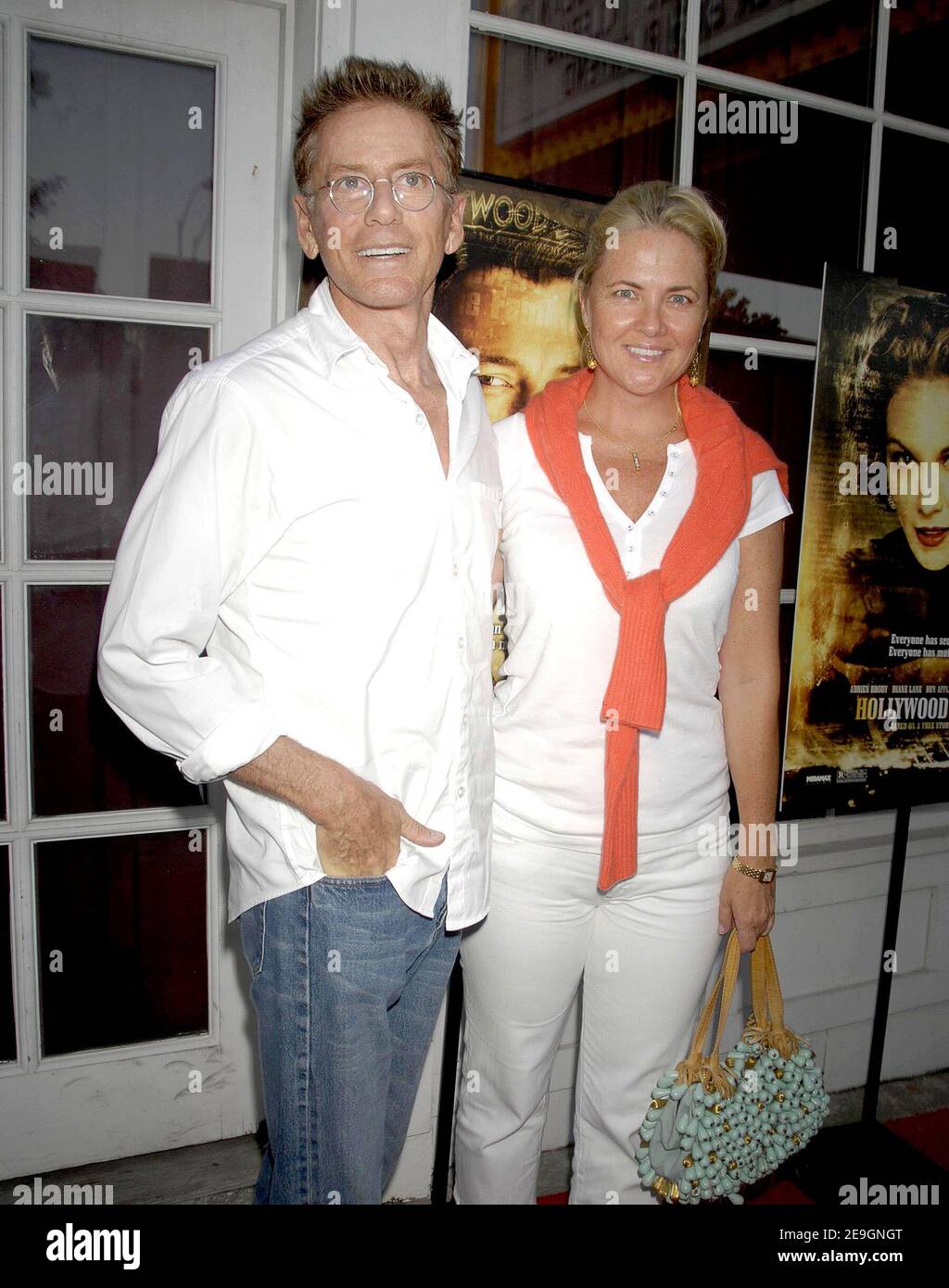 Designer Calvin Klein und Gast nehmen an einer Sondervorführung von "HollyWoodland" Teil, die am 30. Juli 2006 im Southamptons United Artists Theatre in Southampton, NY, USA, stattfand. Foto von David Miller/ABACAPRESS.COM Stockfoto