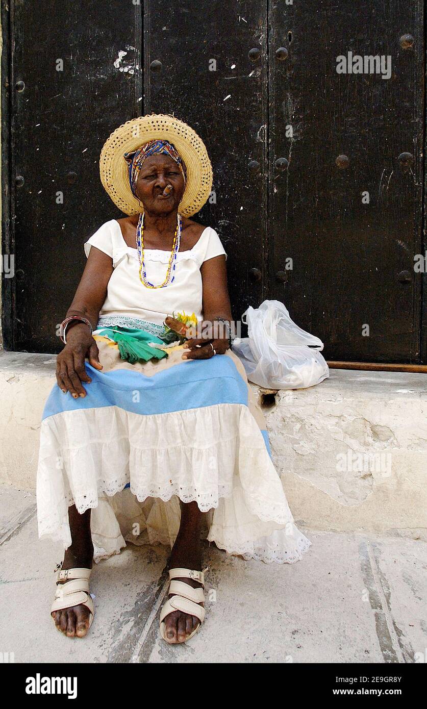 Eine Habanera, die auf einer Straße in Havanna, Kuba, eine Zigarre raucht, am 6. August 2006, sechs Tage nachdem Fidel Castro seinem Bruder Raul die provisorische Kontrolle über die Regierung übergab, die er seit 47 Jahren ununterbrochen geführt hat. Die kubanischen Bürger warten darauf, herauszufinden, ob der 'Lider Maximo' nach seiner Genesung von einer Darmoperation wieder die Führung übernehmen wird. Foto von ABACAPRESS.COM Stockfoto