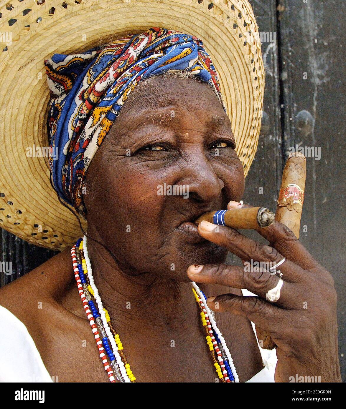 Eine Habanera, die auf einer Straße in Havanna, Kuba, eine Zigarre raucht, am 6. August 2006, sechs Tage nachdem Fidel Castro seinem Bruder Raul die provisorische Kontrolle über die Regierung übergab, die er seit 47 Jahren ununterbrochen geführt hat. Die kubanischen Bürger warten darauf, herauszufinden, ob der 'Lider Maximo' nach seiner Genesung von einer Darmoperation wieder die Führung übernehmen wird. Foto von ABACAPRESS.COM Stockfoto